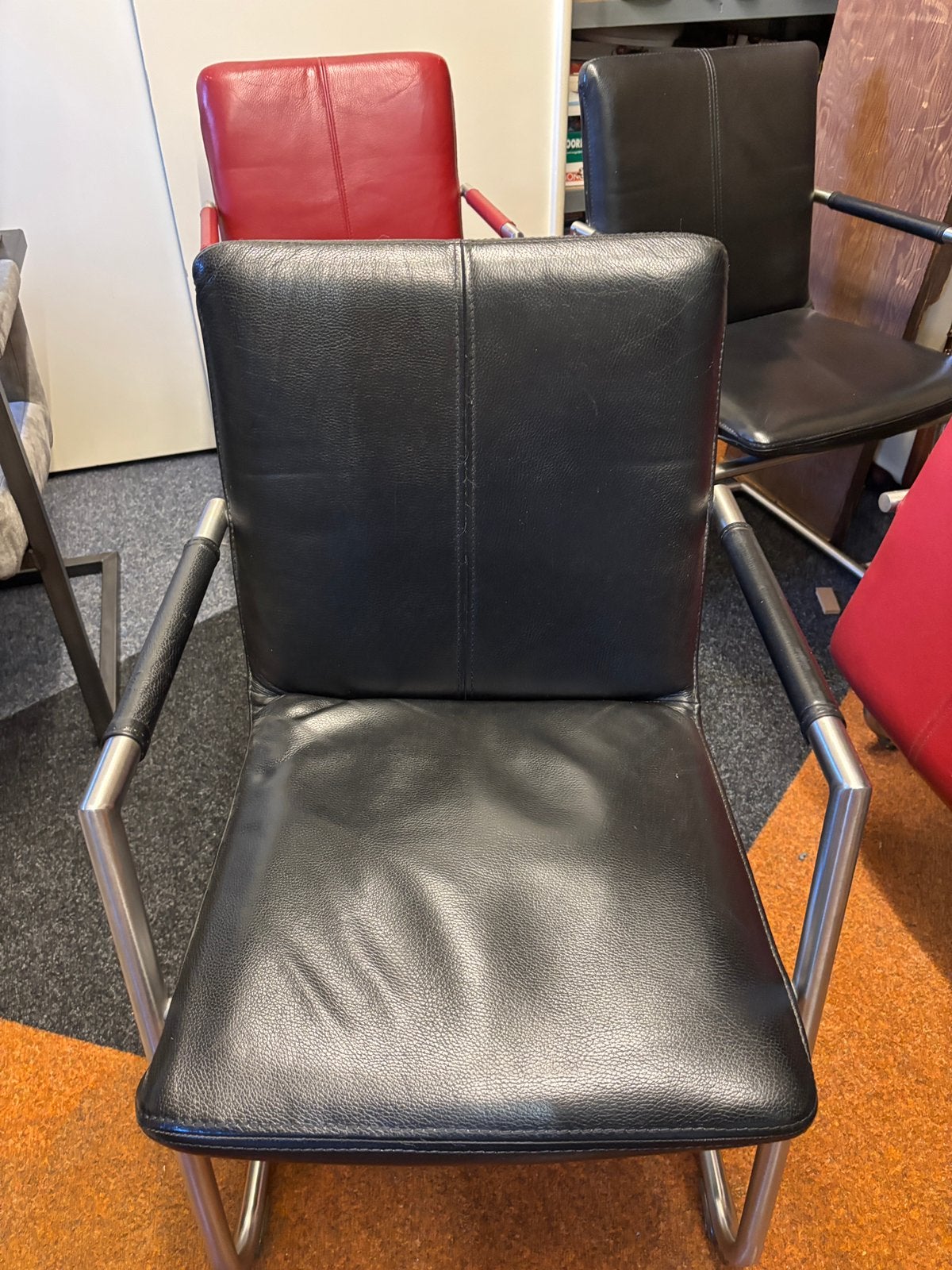 4 rode en 2 zwarte Henders en hazel eetkamerstoelen, Ophalen, Gebruikt, Zwart, Leer