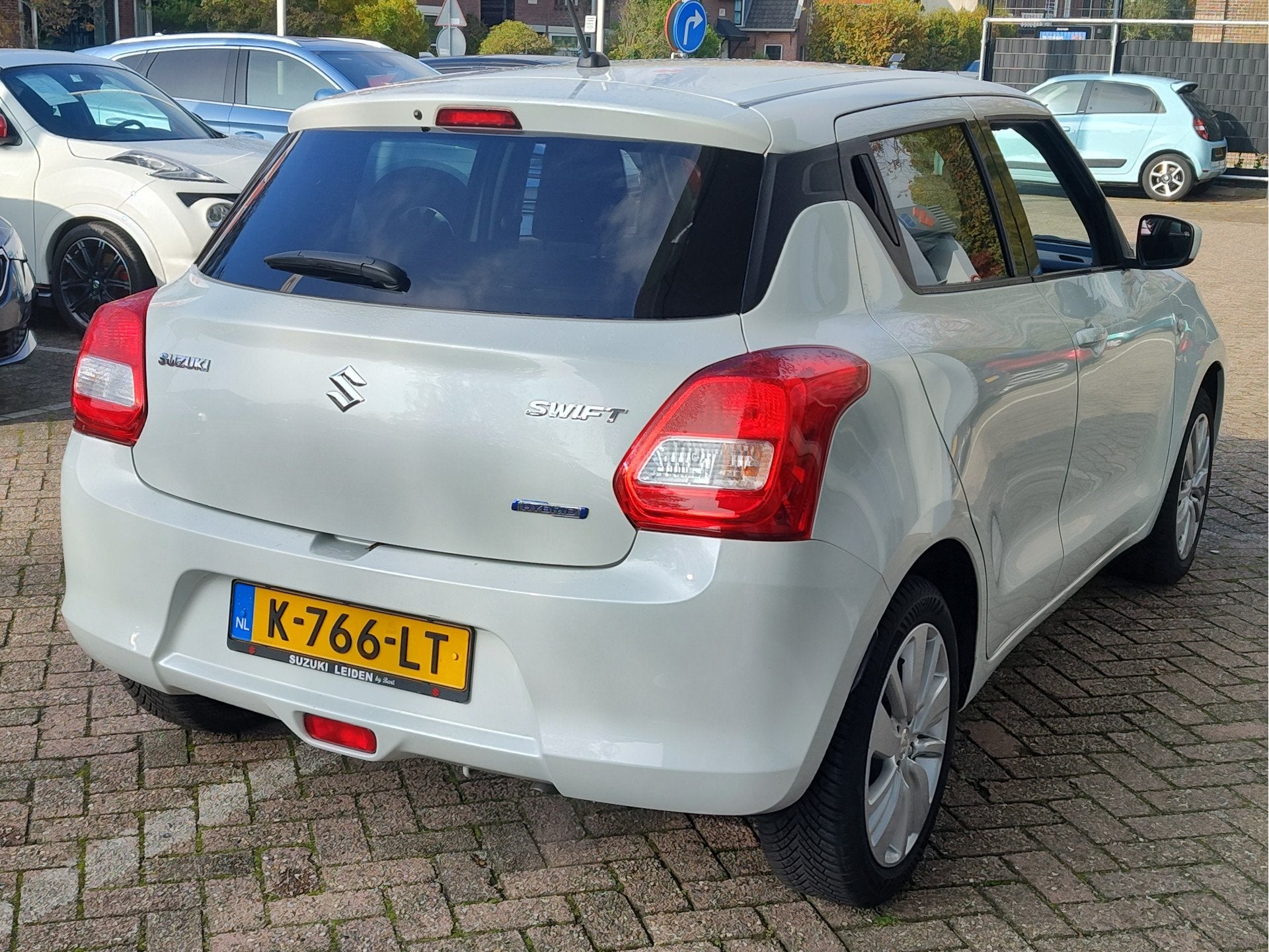 Suzuki Swift 1.2 SELECT SMART HYBRID Airco | Navi | Carplay/, Auto's, Stof, Gebruikt, 4 cilinders, 400 kg