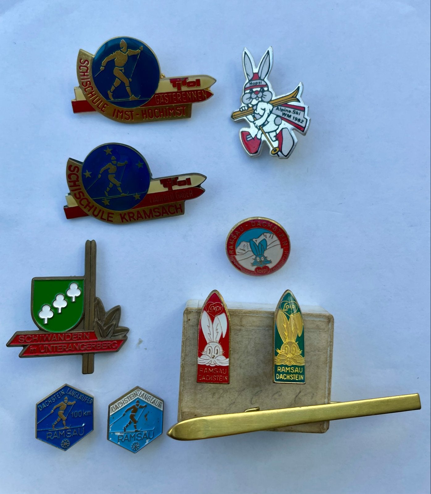 Vintage Skispeldjes Tirol & Ramsau Dachstein (WK 1982), Verzamelen, Speldjes, Pins en Buttons, Ophalen of Verzenden, Zo goed als nieuw