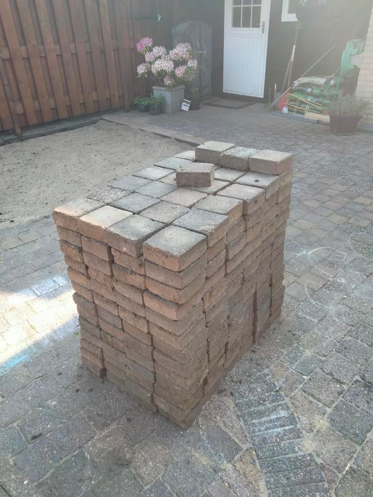 GRATIS: +/- 650 terrastegels 14x14x6 cm, Ophalen, Gebruikt, Terrastegels