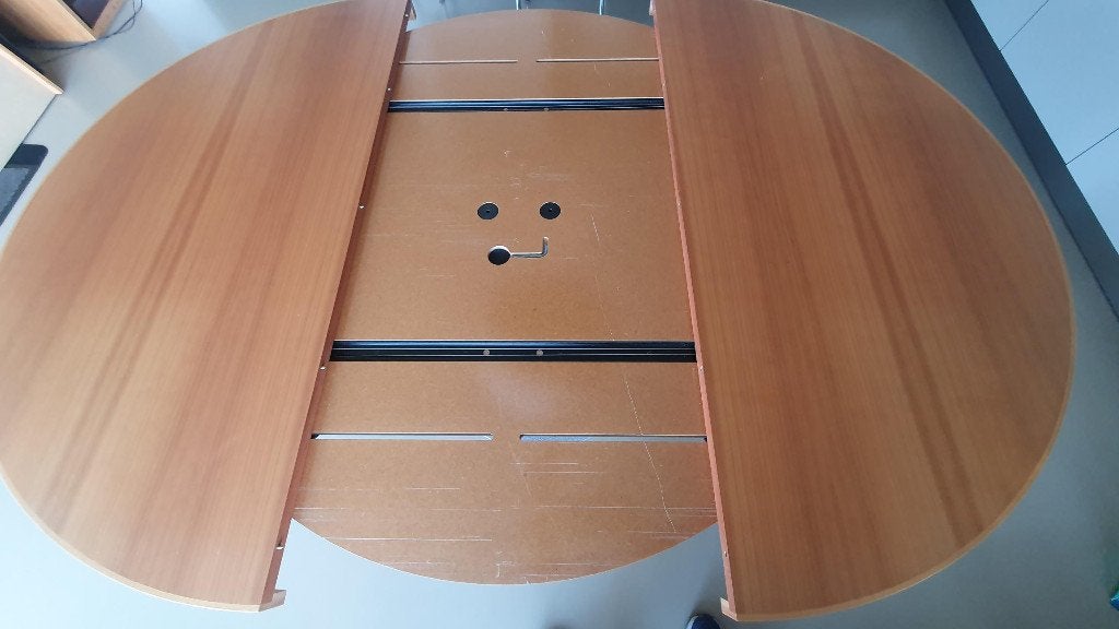 Foto 4 van Uitschuifbare ronde eettafel, kersenhout fineer.