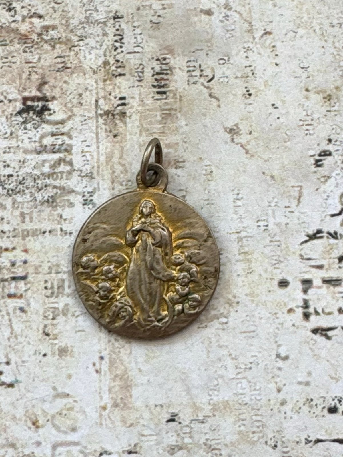 Vintage Medaillon met Maria en Engel - Religieuze Hanger, Overige materialen, Gebruikt, Overige voorstellingen, Ophalen of Verzenden