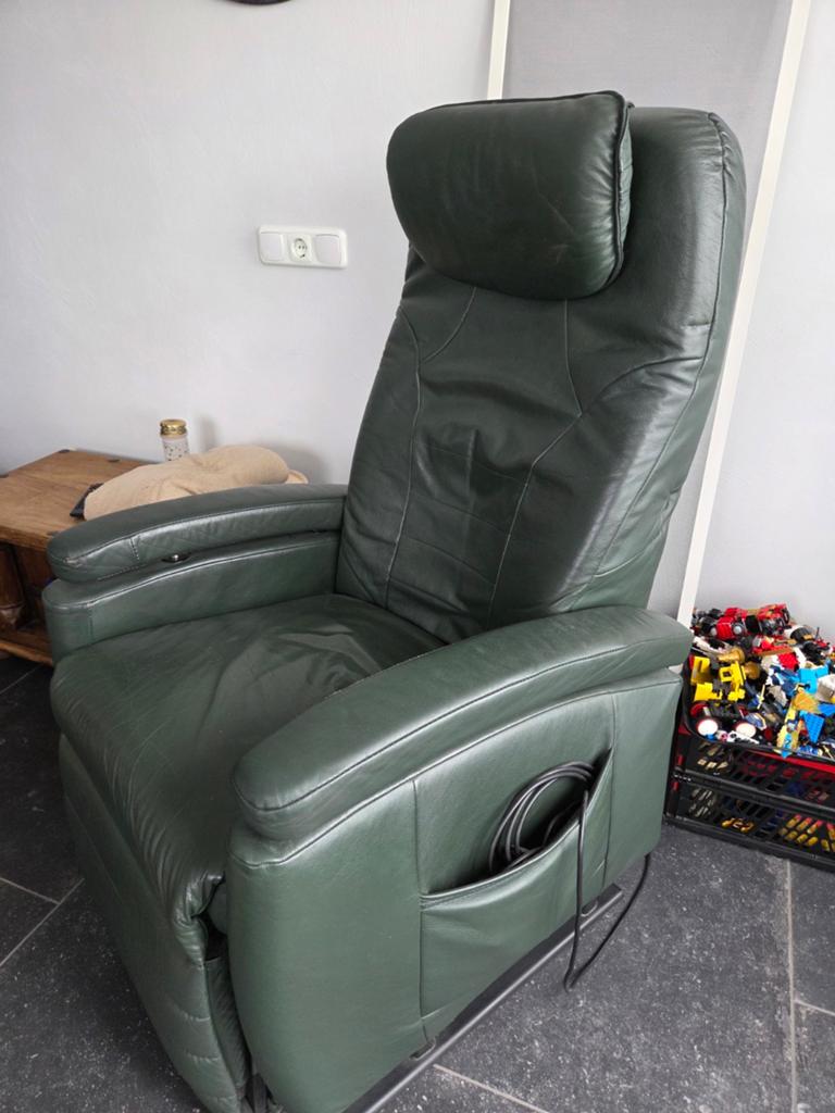 Fitform sta-op-stoel , groen leder, grote maat, Huis en Inrichting, Fauteuils, Ophalen, Gebruikt, 50 tot 75 cm