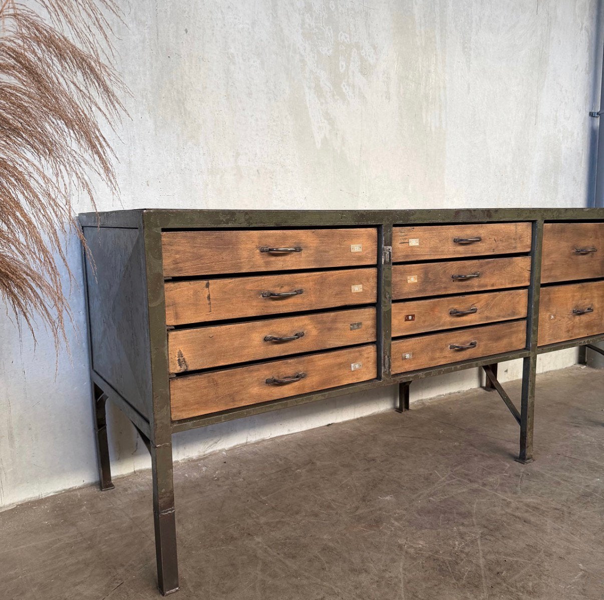 Oude militaire werkbank, vintage ladekast, oud dressoir,, Ophalen