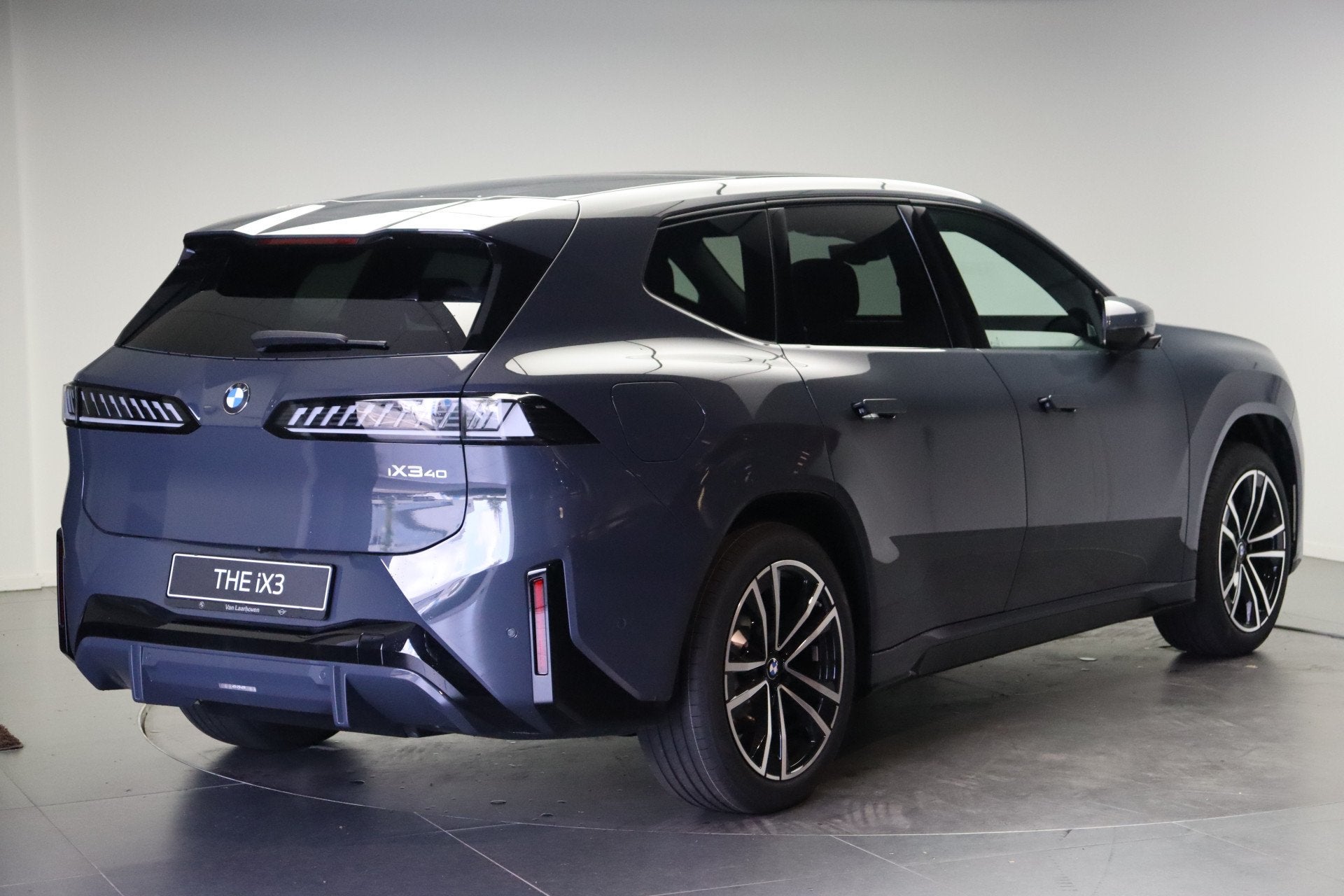 BMW iX3 40 eDrive M Sport / Panoramadak / Trekhaak / 3D Head, Auto's, Automaat, Dealer onderhouden, Achterwielaandrijving, Zwart
