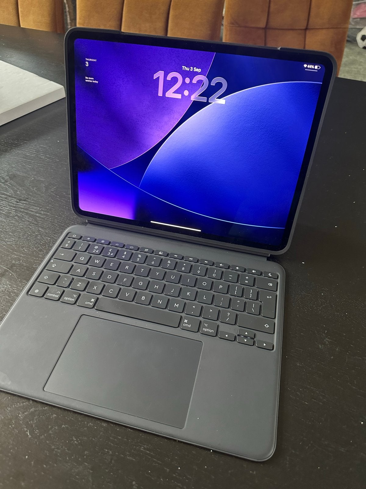 Apple iPad Pro (M4) 13 inch met Logitech Combo Touch, Computers en Software, Apple iPads, Ophalen, 13 inch of meer, Zwart, Zo goed als nieuw