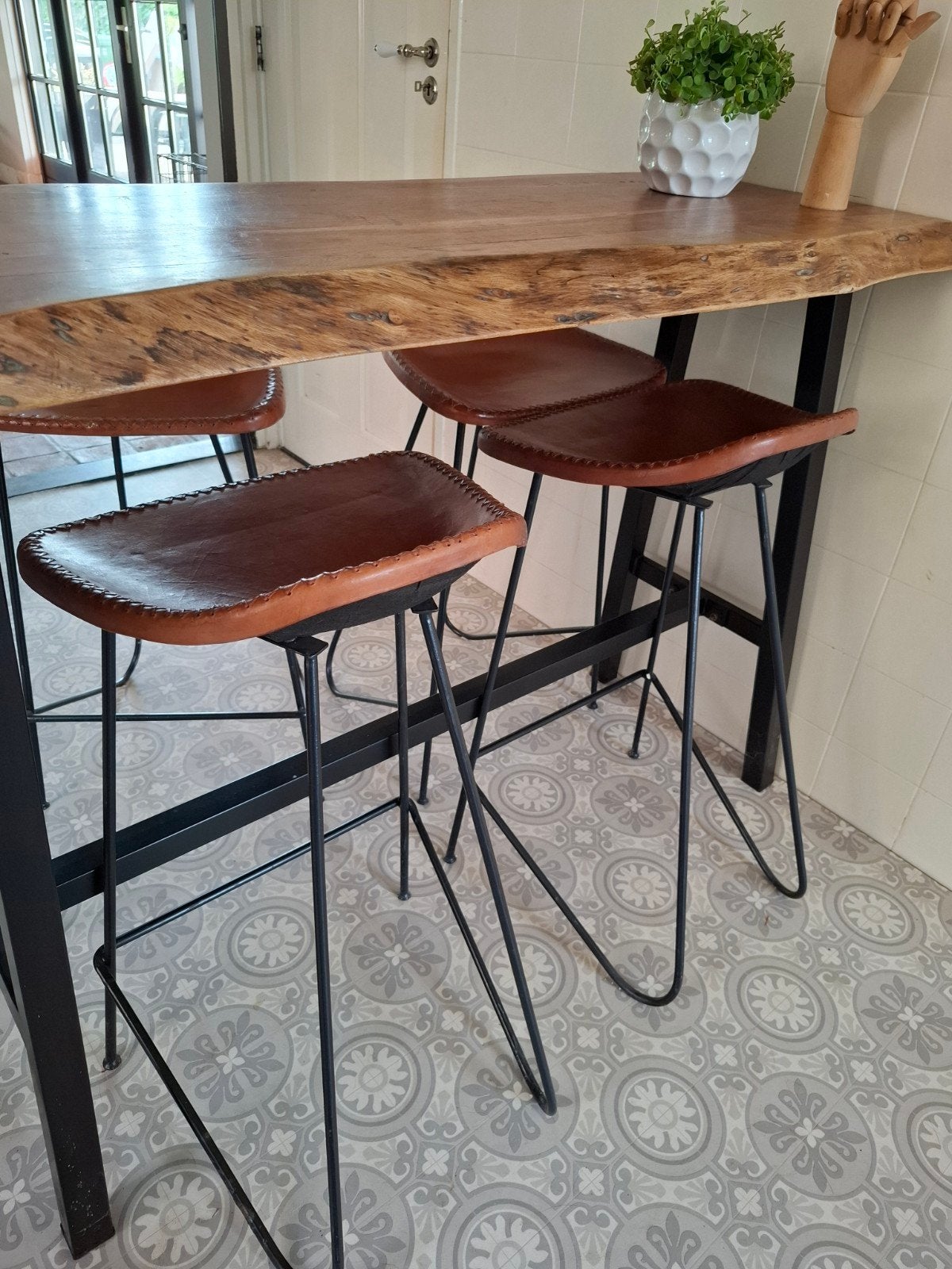 boomstamtafel bar met krukken, 4 krukken, Ophalen, Gebruikt, 60 tot 90 cm