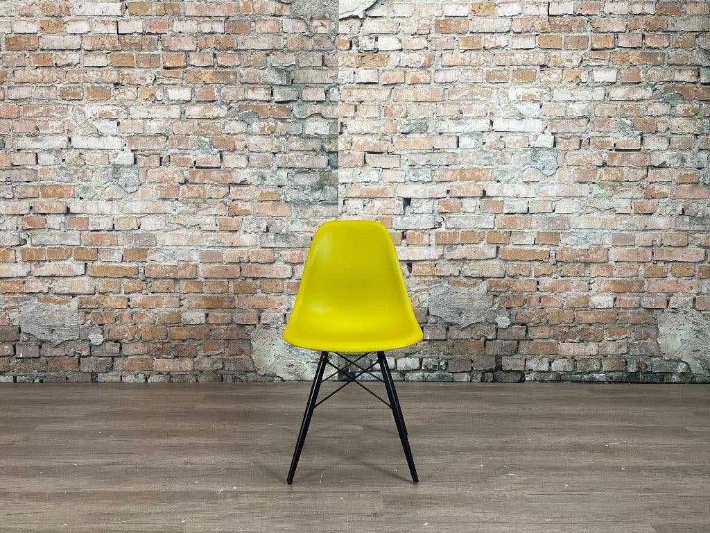 Vitra DSW mosterd/zwart bij TheReSales, Ophalen, Design, Zo goed als nieuw, Vijf, Zes of meer stoelen