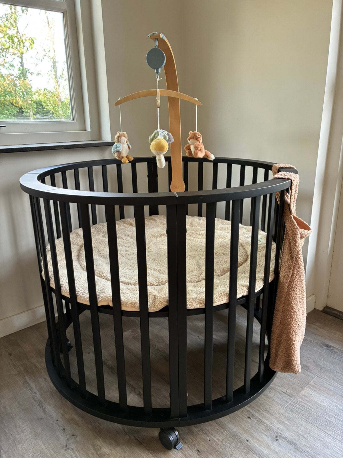 Zwarte ronde box met boxkleed, opbergzak en muziekmobiel, Ophalen, Zo goed als nieuw, Rond, In hoogte verstelbaar