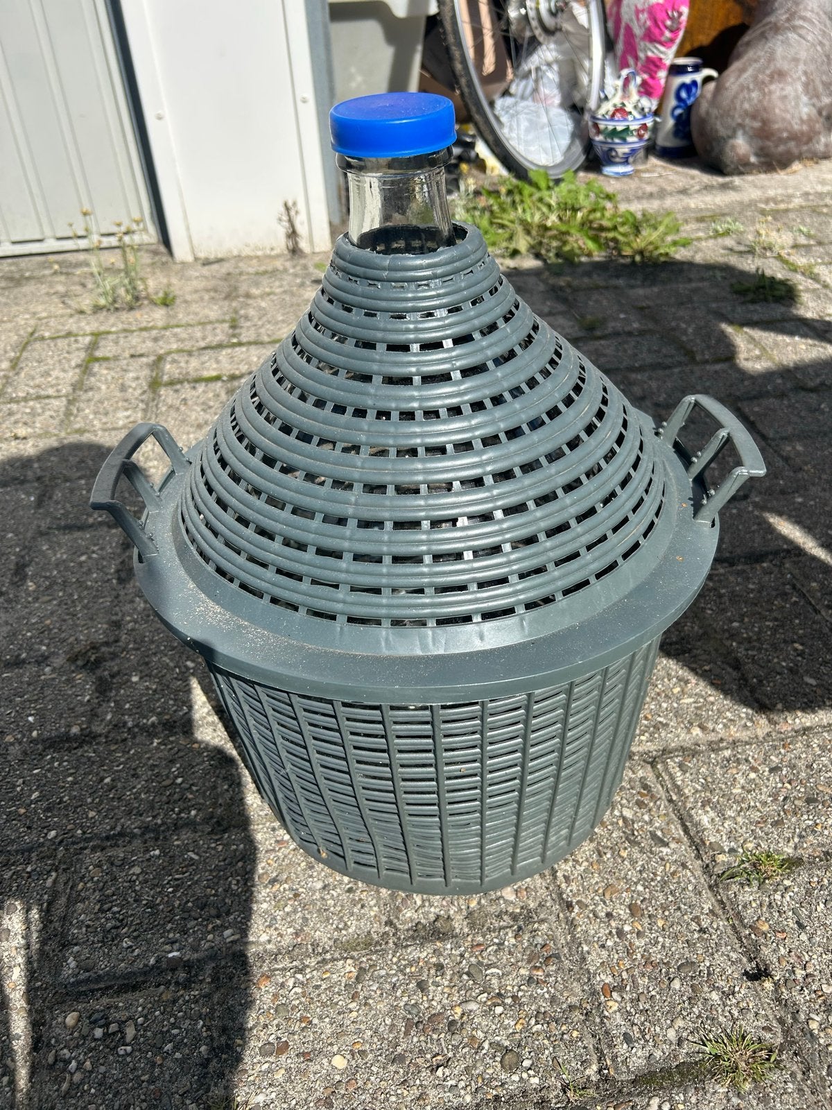 Grote glazen fles in kunststof mand - Demijohn, Ophalen of Verzenden, Zo goed als nieuw, Grijs, Glas