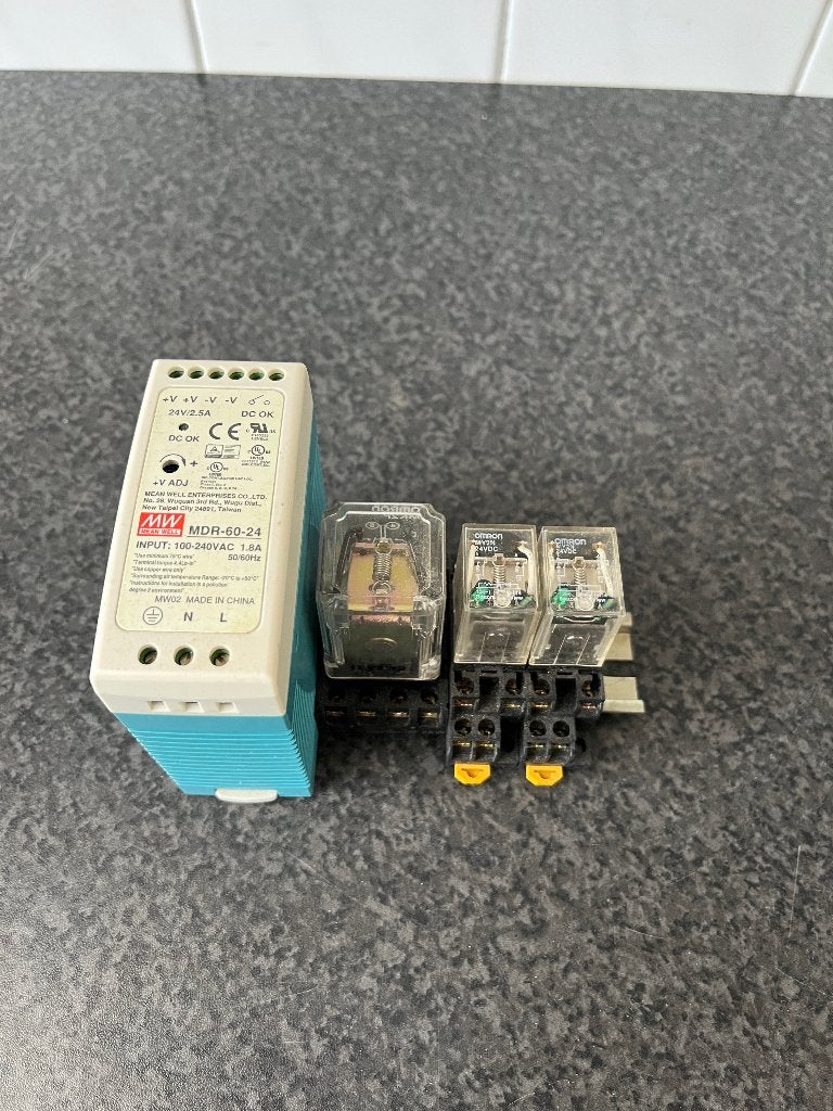 Mean Well MDR-60-24 voeding x 3x Omron relais ., Ophalen of Verzenden, Gebruikt