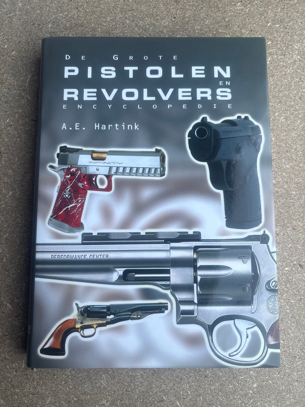 De Grote Pistolen en Revolvers Encyclopedie, Boeken, Ophalen of Verzenden, Zo goed als nieuw, Overige onderwerpen