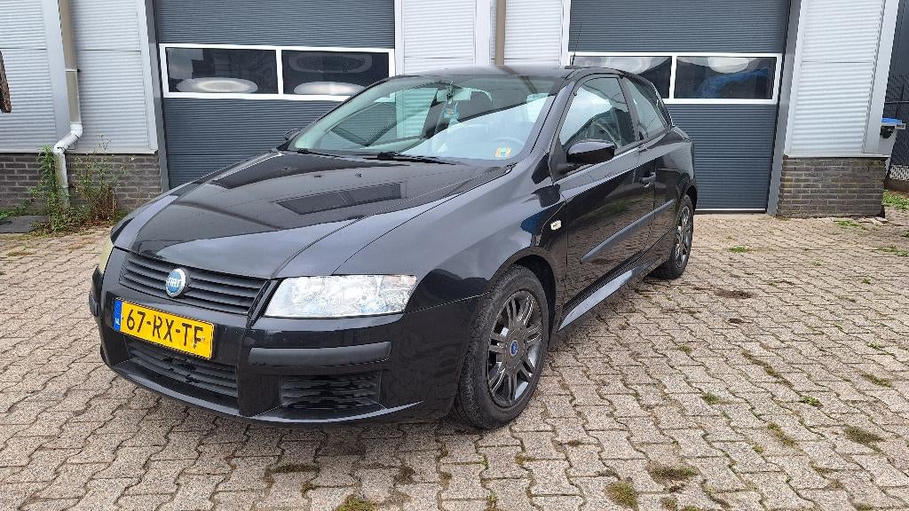 Fiat Stilo 1.4 16V 3DR ABARTH UITGEVOERD met nieuwe APK!, Auto's, Voorwielaandrijving, 15 km/l, Zwart, Handgeschakeld