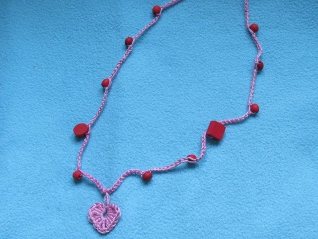 Handgehaakte ketting met houten kralen en gehaakt hartje, Ophalen of Verzenden, Nieuw, Roze, Ketting