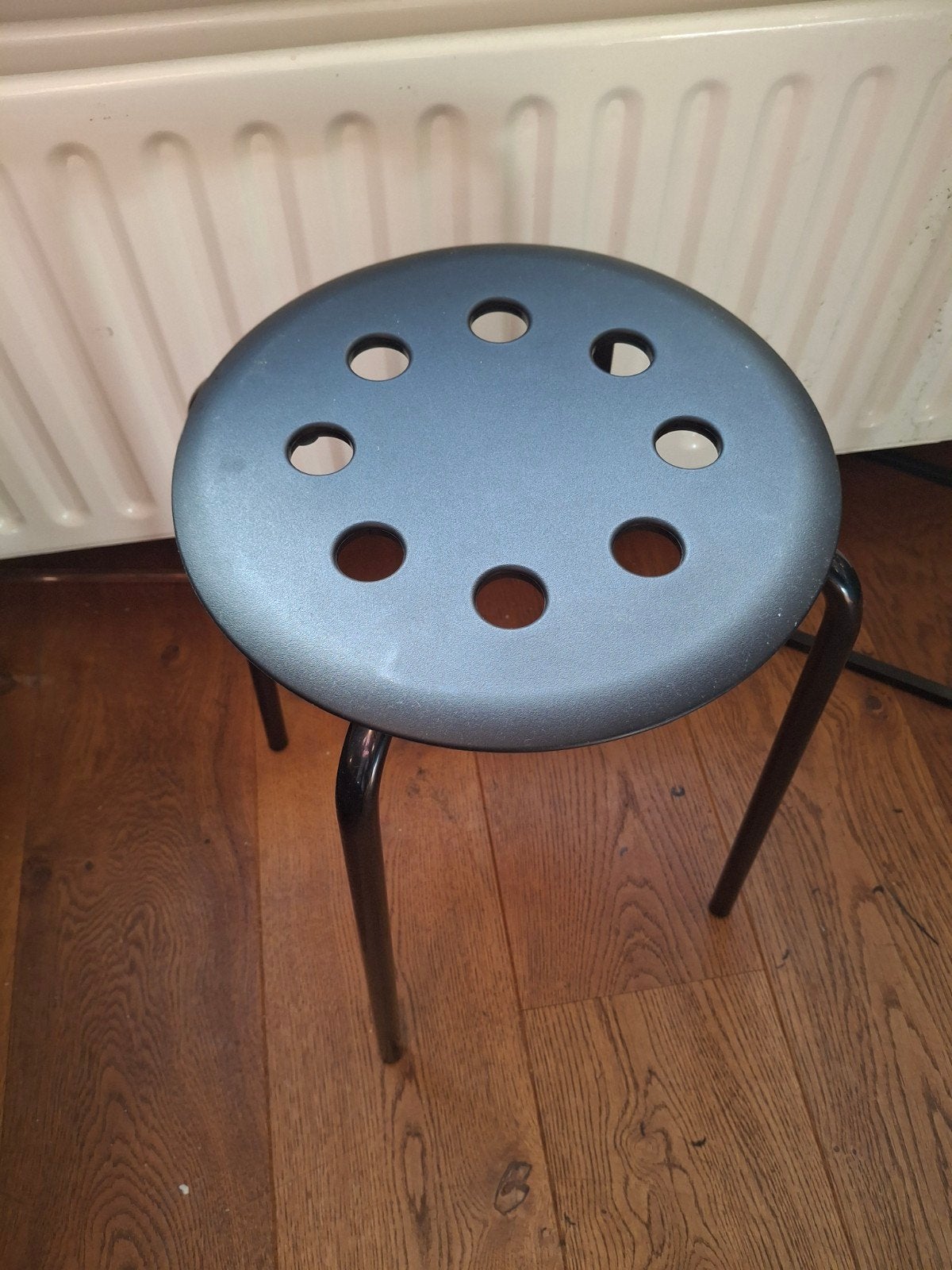 Grijze kruk 45 cm hoog - Stevig en compact, Ophalen of Verzenden, Gebruikt, IJzer
