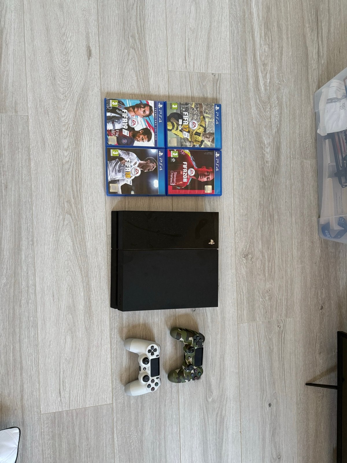 PlayStation 4 met 2 controllers en 4 FIFA games, Spelcomputers en Games, Ophalen, Met 2 controllers, Original, 500 GB
