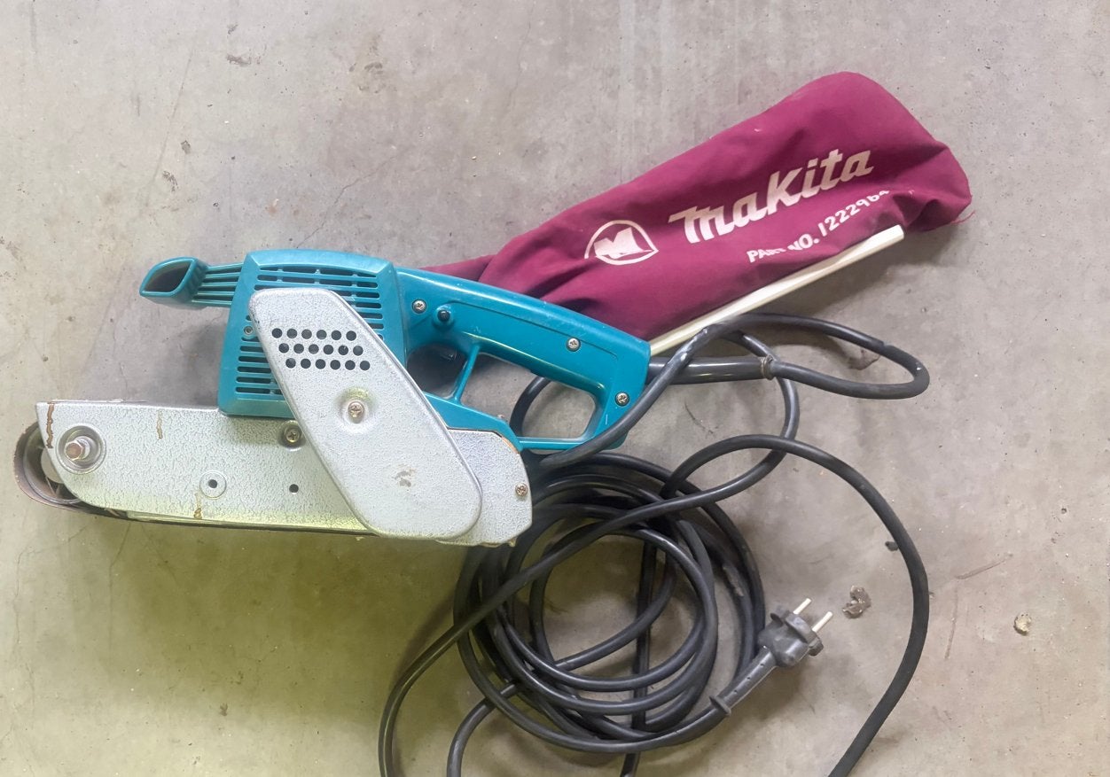 Makita Bandschuurmachine, Doe-het-zelf en Verbouw, Ophalen of Verzenden, Gebruikt, 600 tot 1200 watt, Bandschuurmachine
