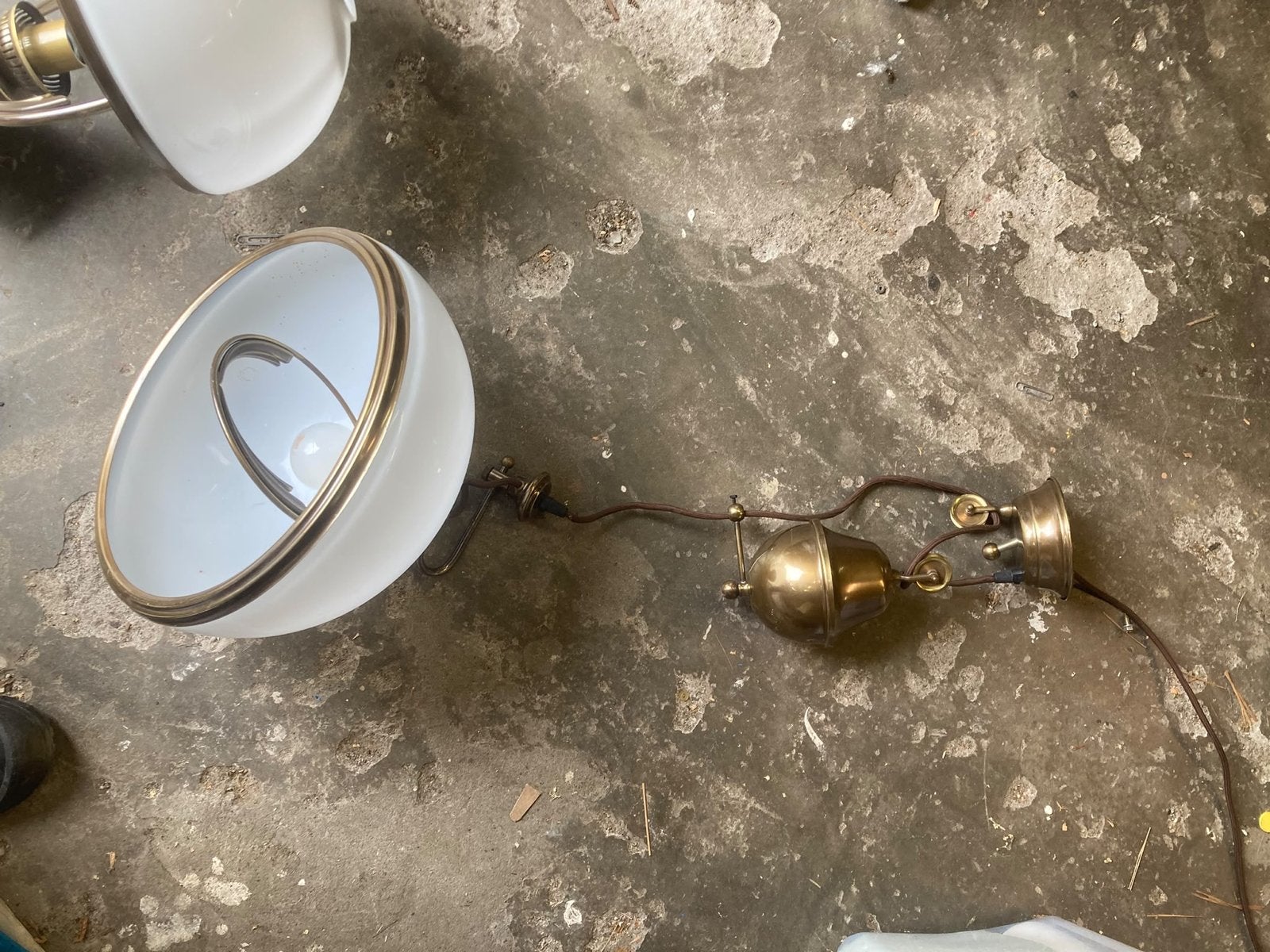 Antieke hanglamp met melkglazen kap, Ophalen of Verzenden, Gebruikt, Glas, E27 (groot)