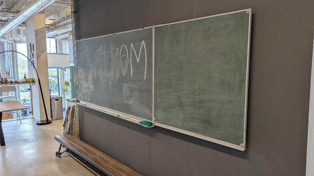 Schoolbord/krijtbord met paneel (3 meter), Ophalen, Gebruikt, Krijtbord