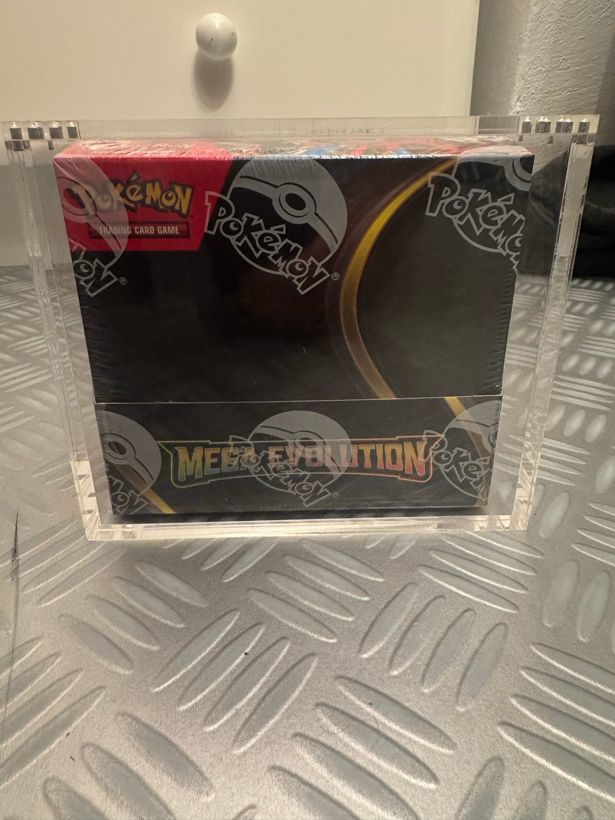 Pokémon Mega Evolution Boosterbox in Acryl Case, Ophalen, Nieuw, Boosterbox