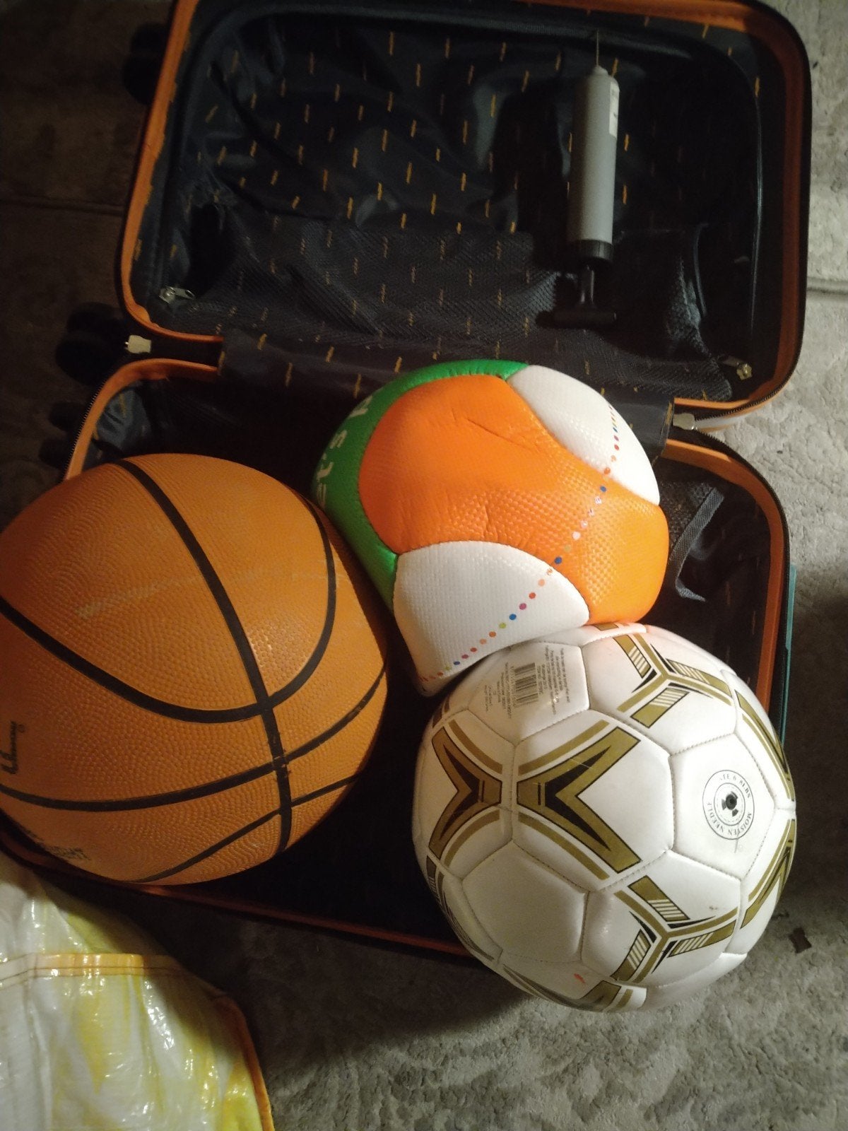 Basketbal, voetbal en volleybal met pomp, Ophalen of Verzenden