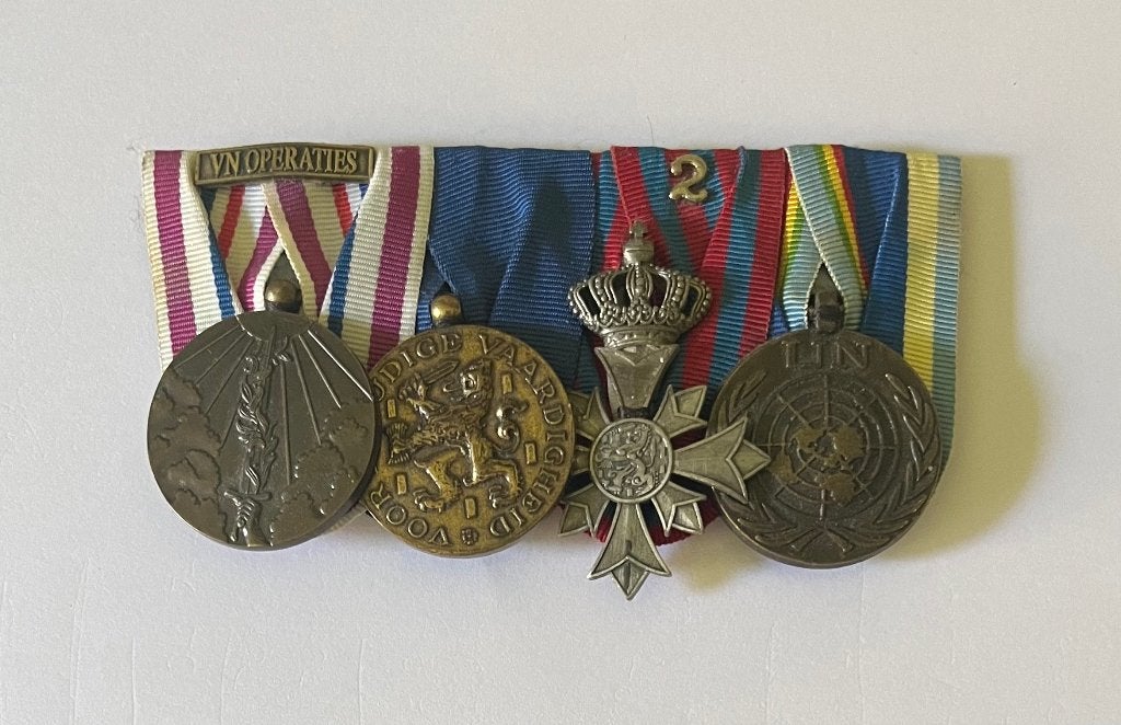 Groep van 4 onderscheidingen militair opgemaakt, Verzenden, Overige materialen, Nederland
