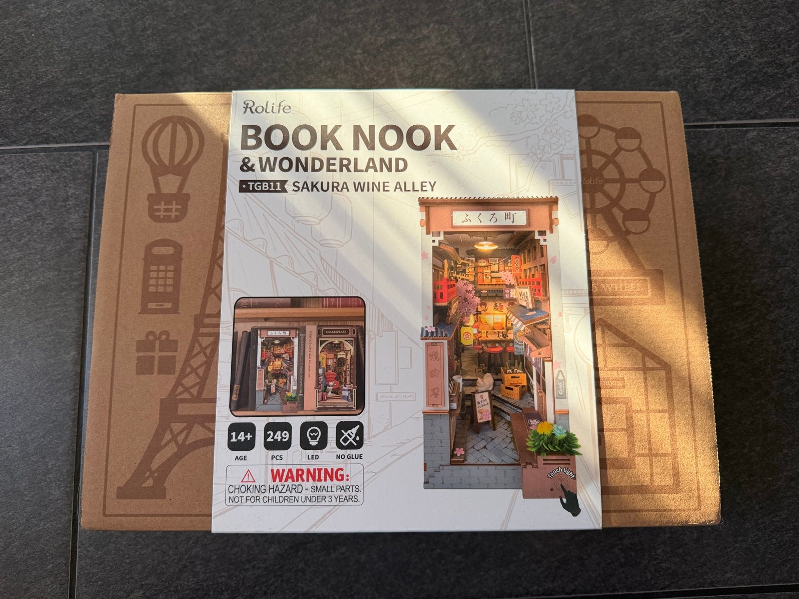 Nieuw Rolife Book Nook Sakura Wine Alley TGB11 Knutselset, Hobby en Vrije tijd, Knutselen, Overige thema's, Nieuw, Meerkleurig