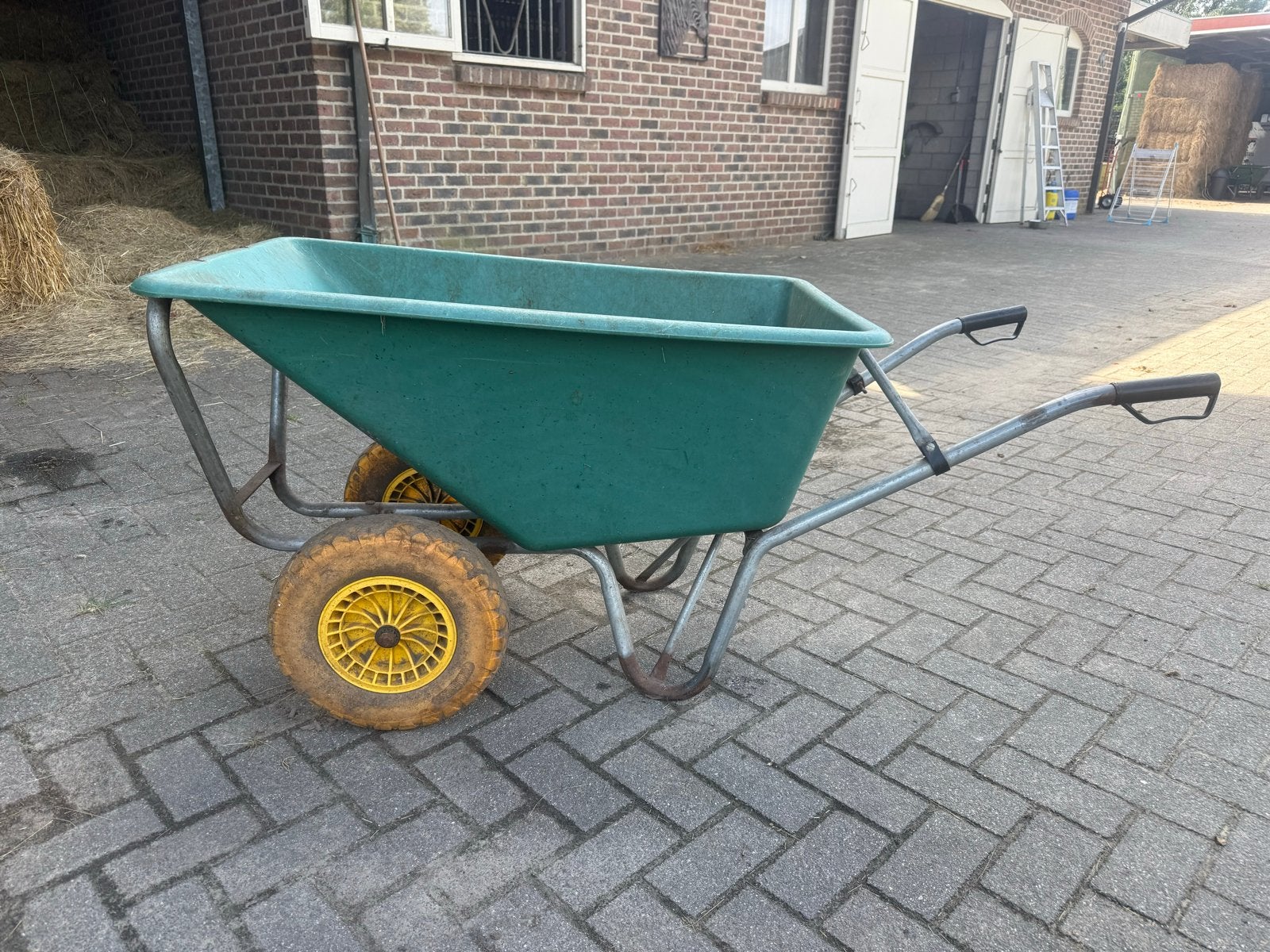 Stevige kruiwagen met twee ( volle )  wielen - Gebruikt, Tuin en Terras, Kruiwagens, Ophalen of Verzenden, Gebruikt, Handmatig