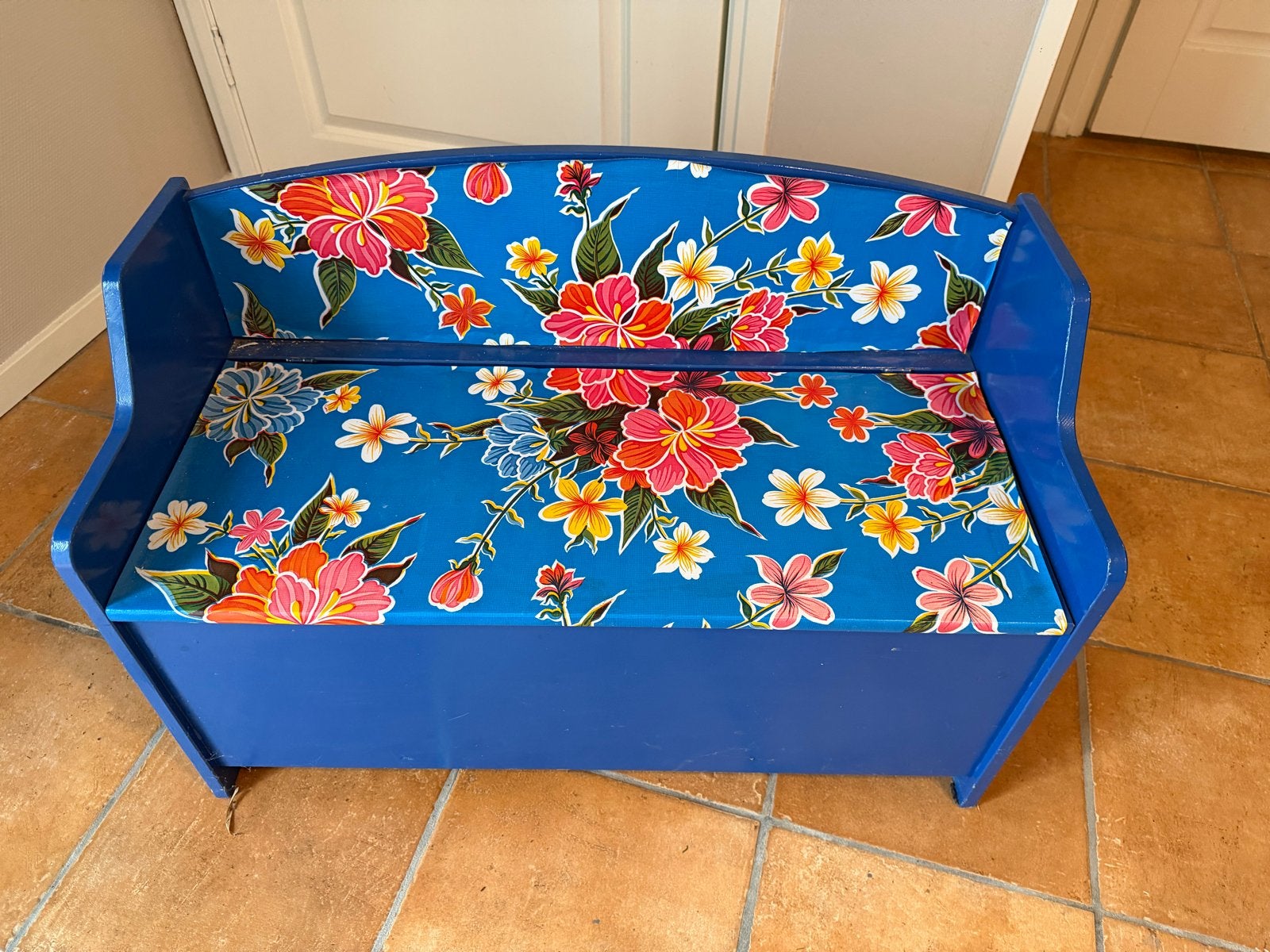 Blauwe houten opbergbankje met bloemenprint en opbergruimte, Huis en Inrichting, Ophalen, Gebruikt, Blauw, Eén