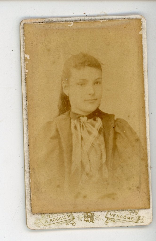 G209;Antieke CDV van H. Rouiller, Vendôme - Jonge vrouw, Verzamelen, Foto's en Prenten, Gebruikt, Verzenden, Foto, Voor 1940