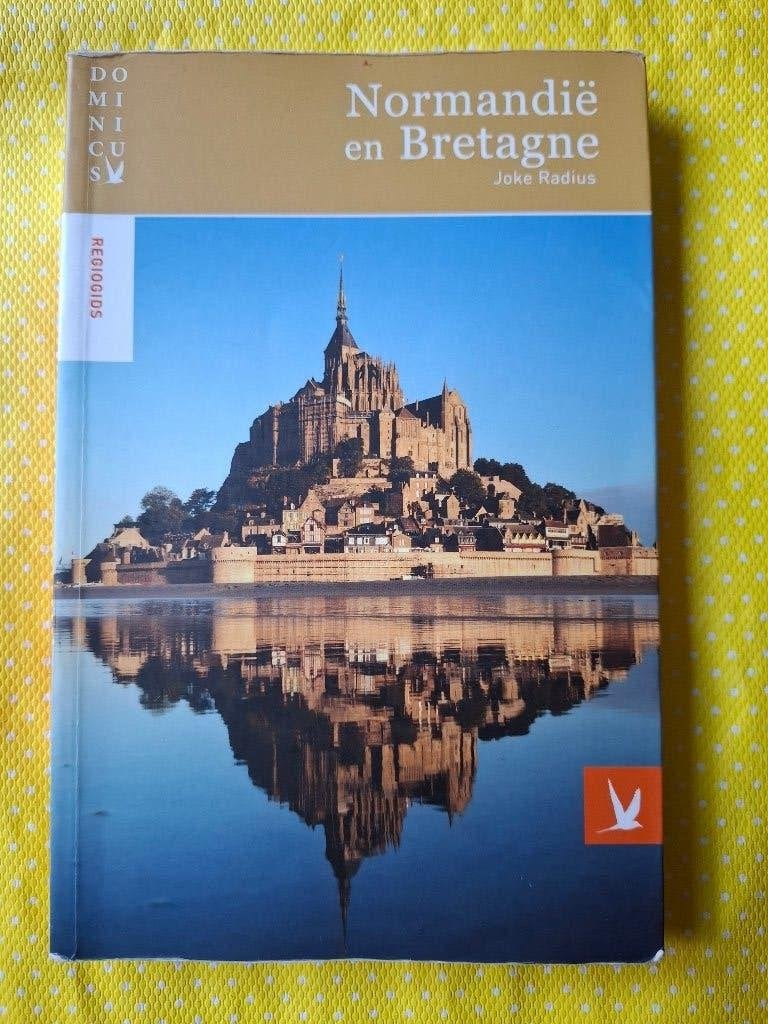 Dominicus reisgids - Normandië en Bretagne, Europa, Ophalen of Verzenden, Reisgids of -boek, Gelezen