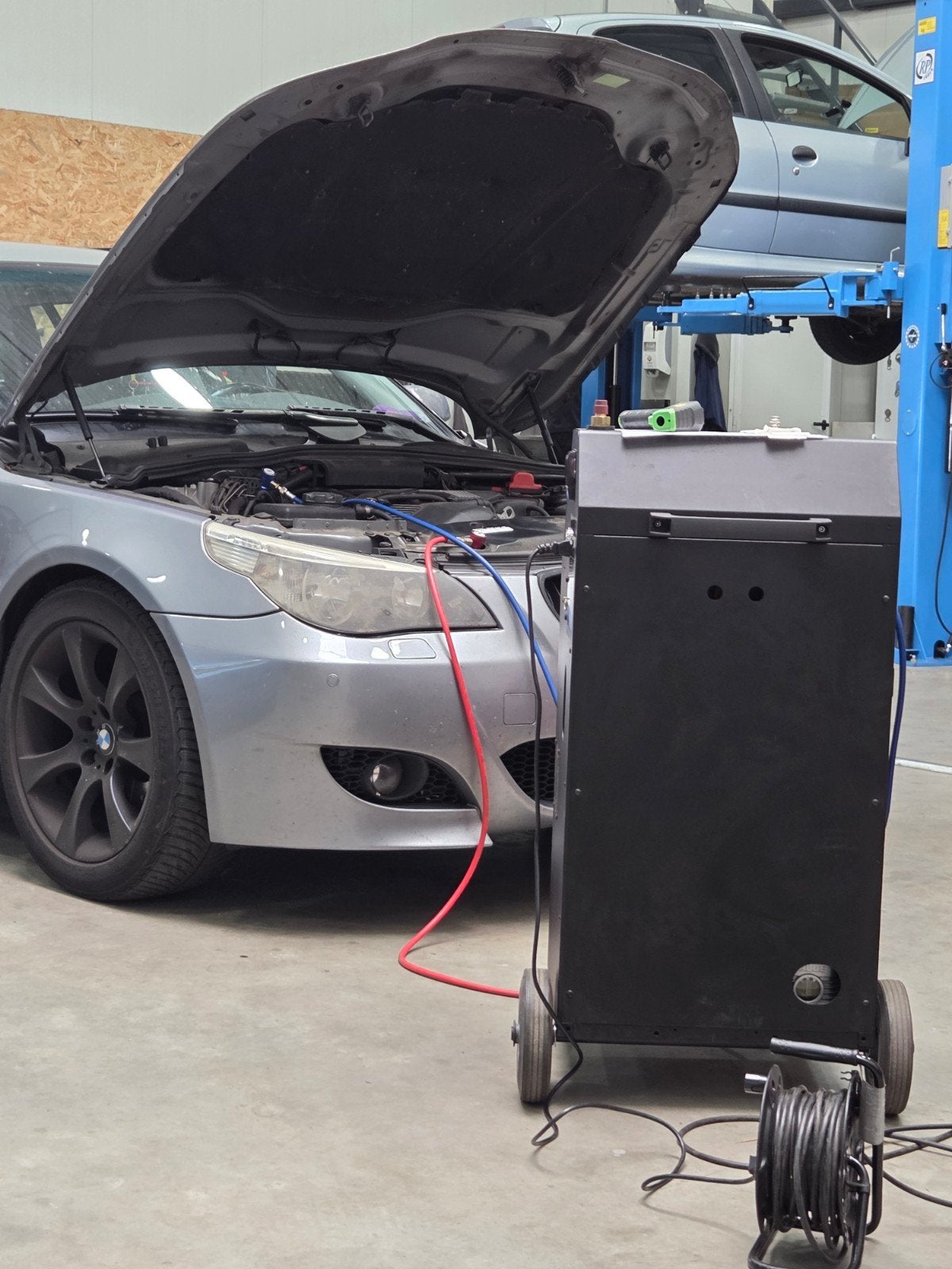 Automonteur voor reparatie gezocht. Luchtvering, Ophalen, Elektromotor
