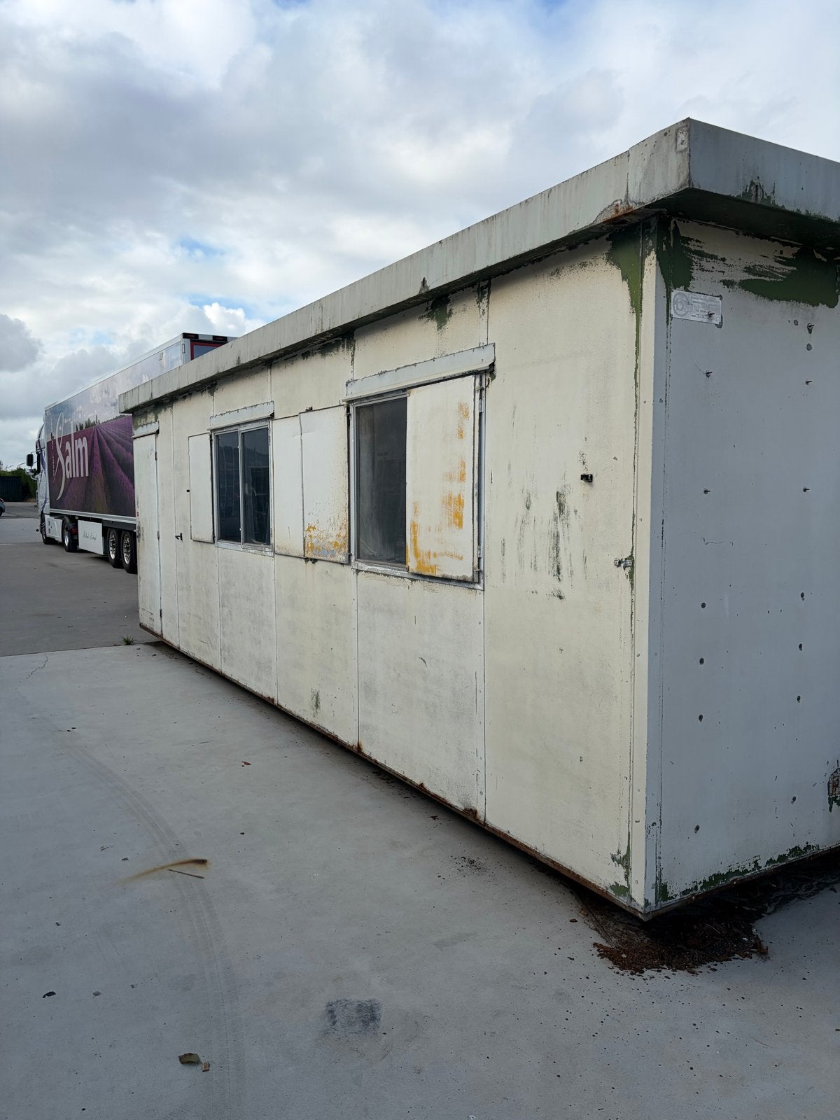 Bouwkeet 780x280x230 cm met toilet en keukenblok, Ophalen