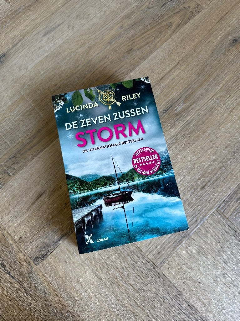 ZGAN De Zeven Zussen Storm Lucinda Riley Boek 9789401607988, Ophalen of Verzenden, Zo goed als nieuw, Lucinda Riley, Nederland