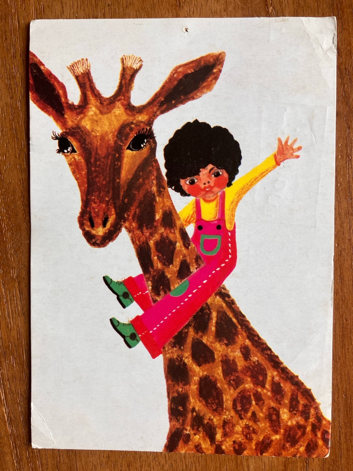 Jongen op nek van Giraffe (1976), Ophalen of Verzenden, 1960 tot 1980, Gelopen, Kinderen