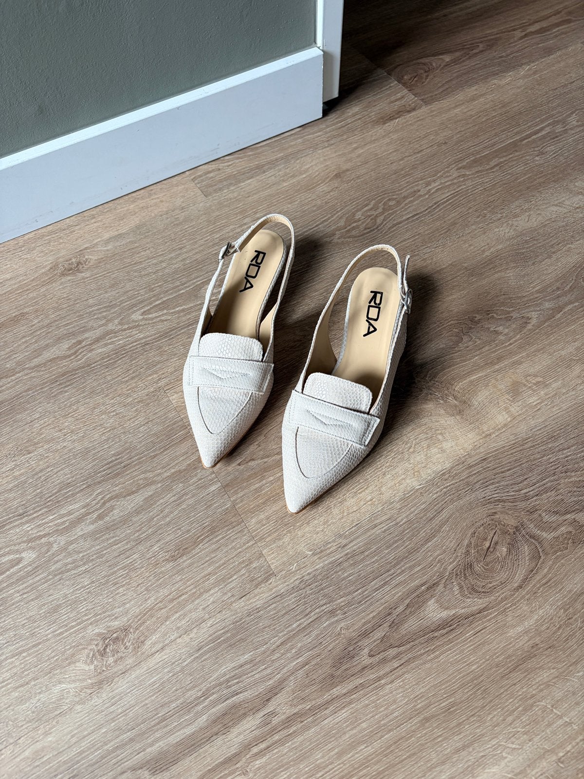 Nieuwe RDA Robert d’Angelo slingbacks maat 40, Kleding | Dames, Beige, Nieuw, Ophalen of Verzenden, Sneakers of Gympen