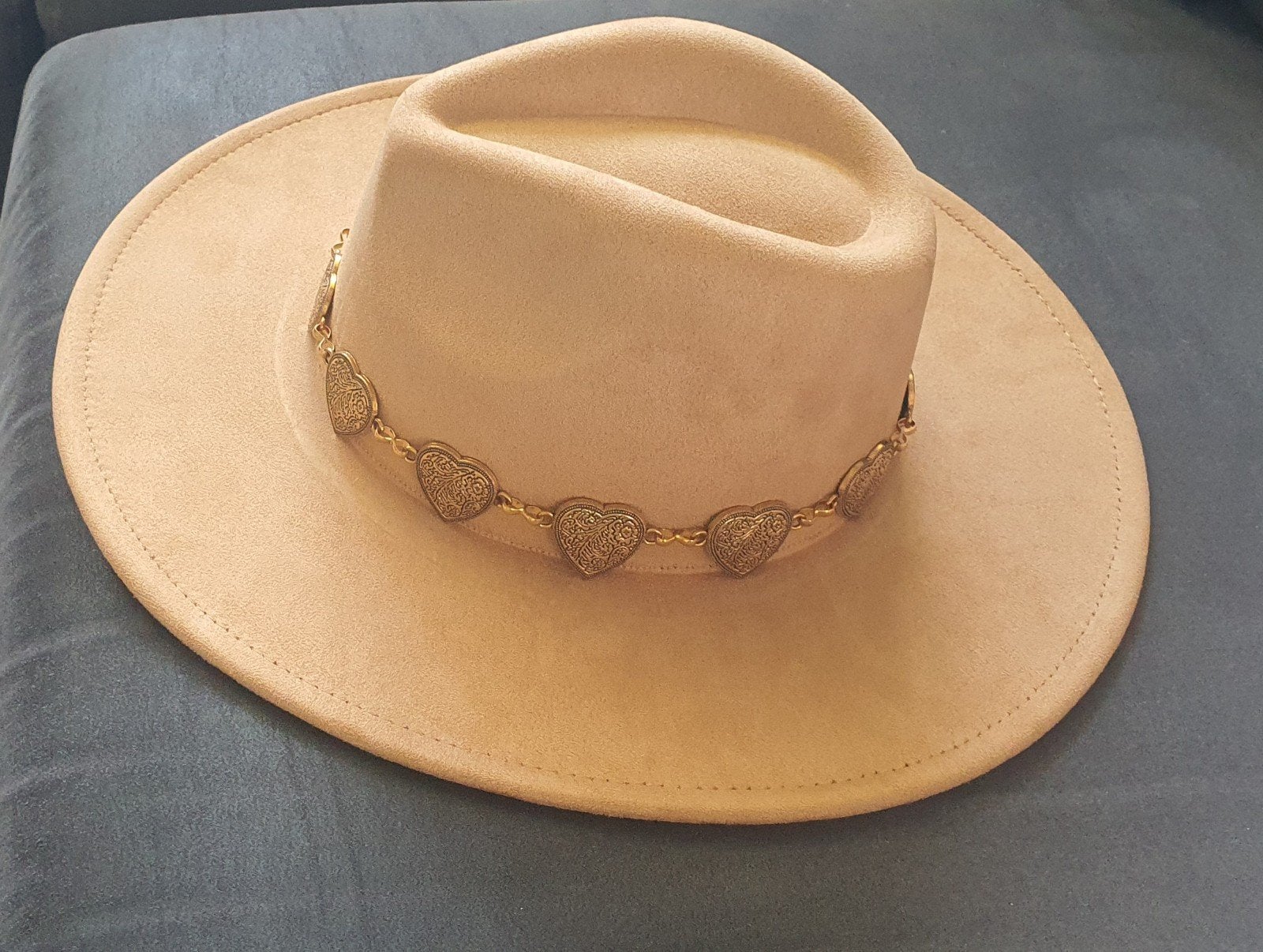 HOED MET HARTJESKETTING, Kleding | Dames, Ophalen of Verzenden, Nieuw, One size fits all, Hoed