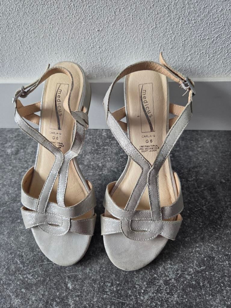 Champagnekleurige keferen sandalen maat 39 zgan, Zo goed als nieuw, Overige kleuren, Medicus, Sandalen of Muiltjes