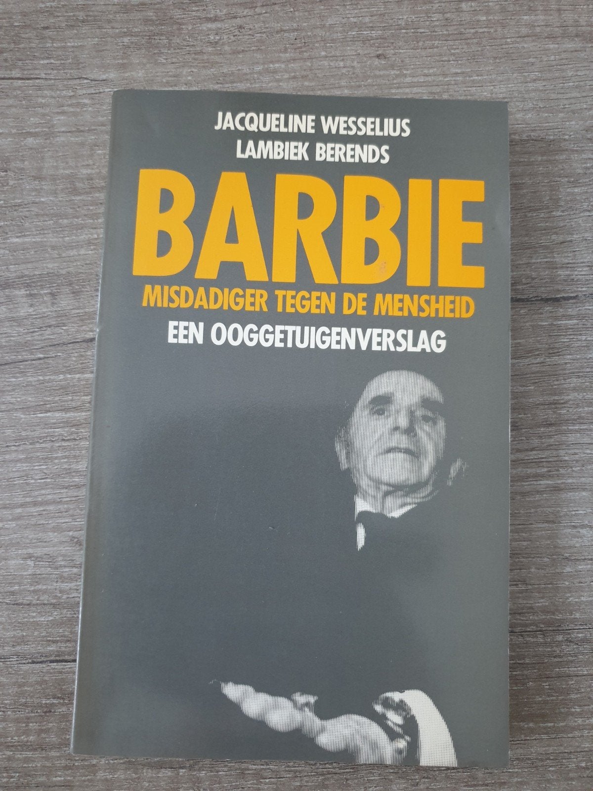 Barbie: Misdadiger tegen de Mensheid  Een Ooggetuigenverslag, Ophalen of Verzenden, Gelezen, Jacqueline Wesselius, Lambiek Berends