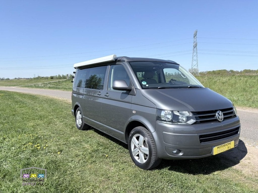 Volkswagen California | 2012 | Automaat | Luifel | Trekhaak, Caravans en Kamperen, Buscamper of Camperbus, Koelkast, Luifel, Bedrijf