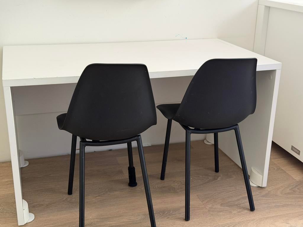 Ikea smastad tafel kinderburea en twee zwarte kuipstoeltje, Ophalen, Zo goed als nieuw, Zwart, Twee