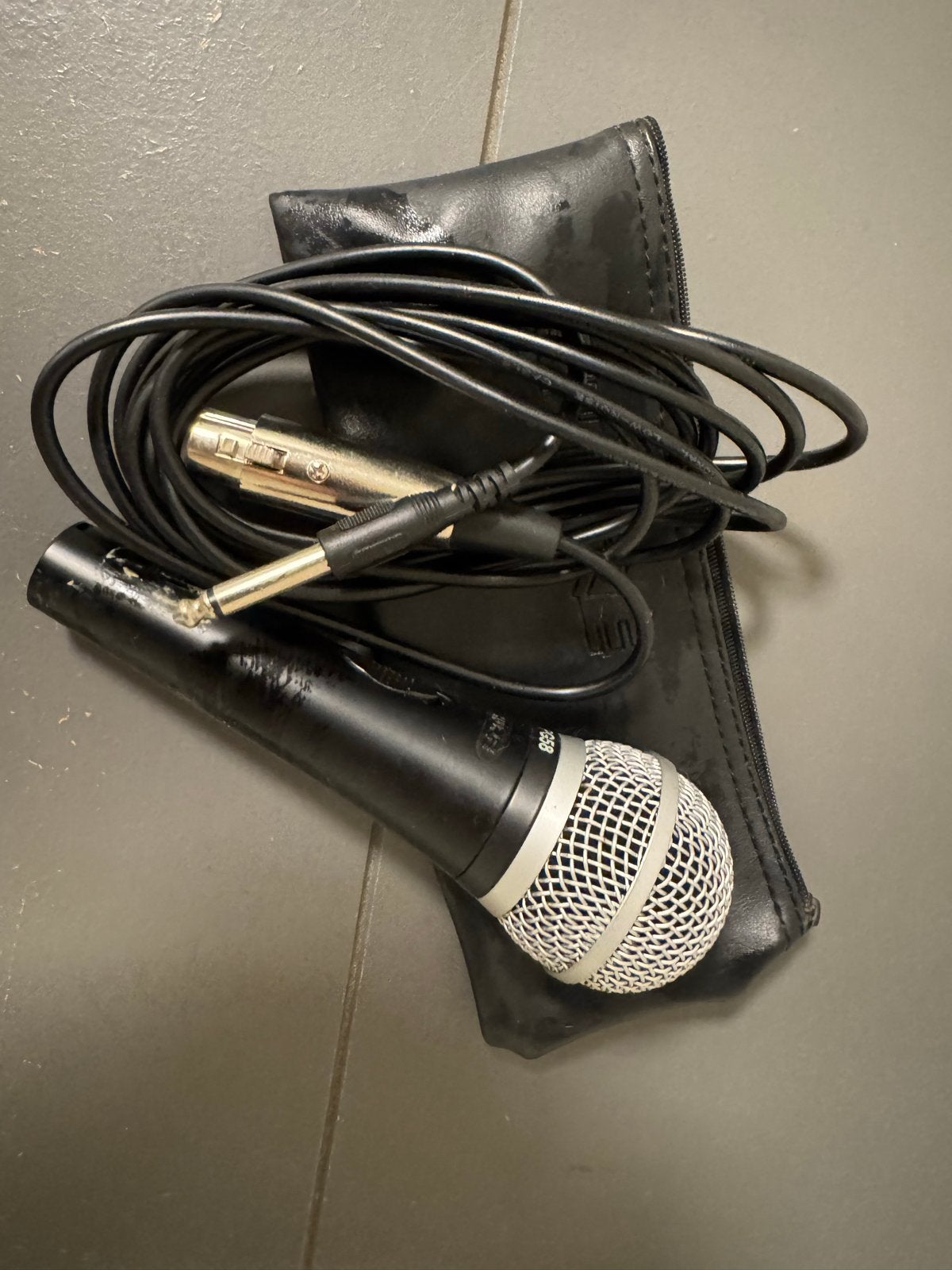 Microfoon met kabel en etui, Muziek en Instrumenten, Microfoons, Gebruikt, Zangmicrofoon, Ophalen