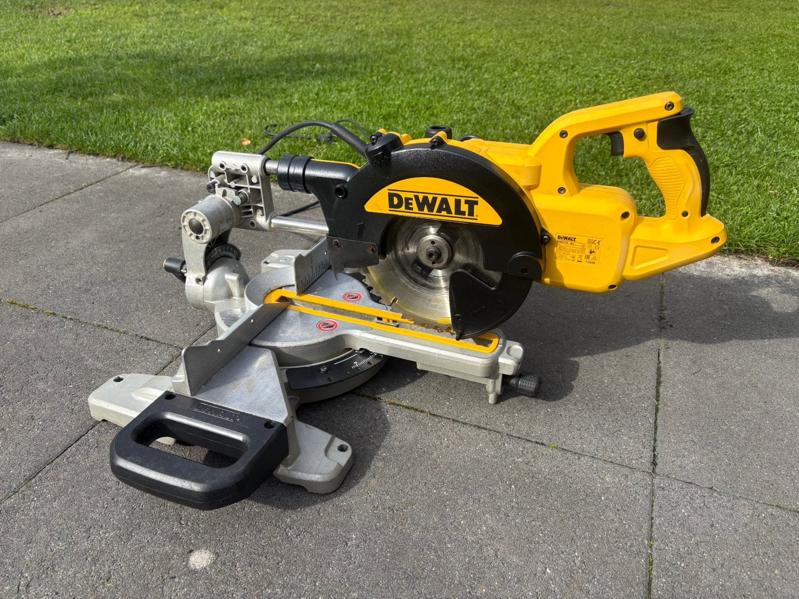DeWalt DWS774 afkortzaag