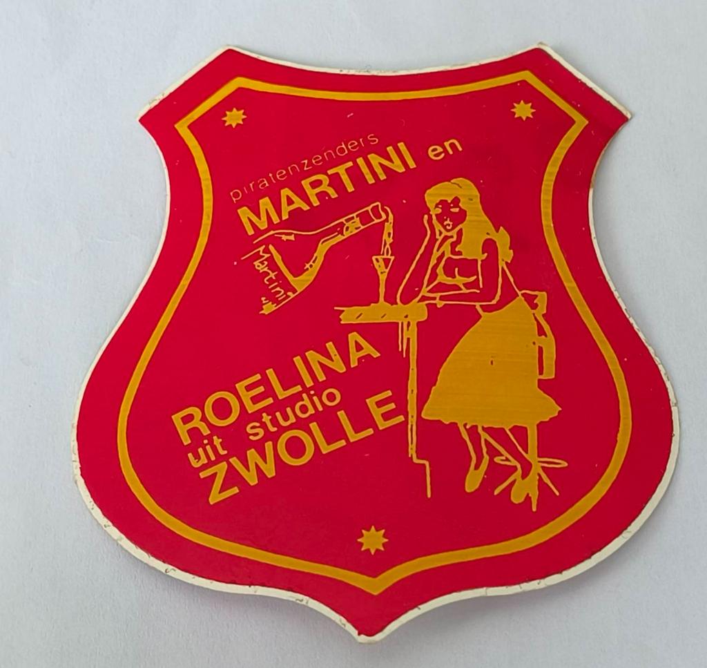 Sticker Martini en Roelina uit Studio Zwolle(piratenzenders), Ophalen of Verzenden, Zo goed als nieuw, Film, Tv of Omroep