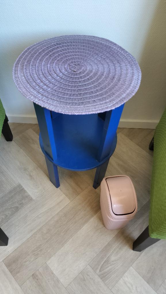 Gratis kleine tafeltjes + roze prullenbak, Minder dan 55 cm, Gebruikt, ., Rond