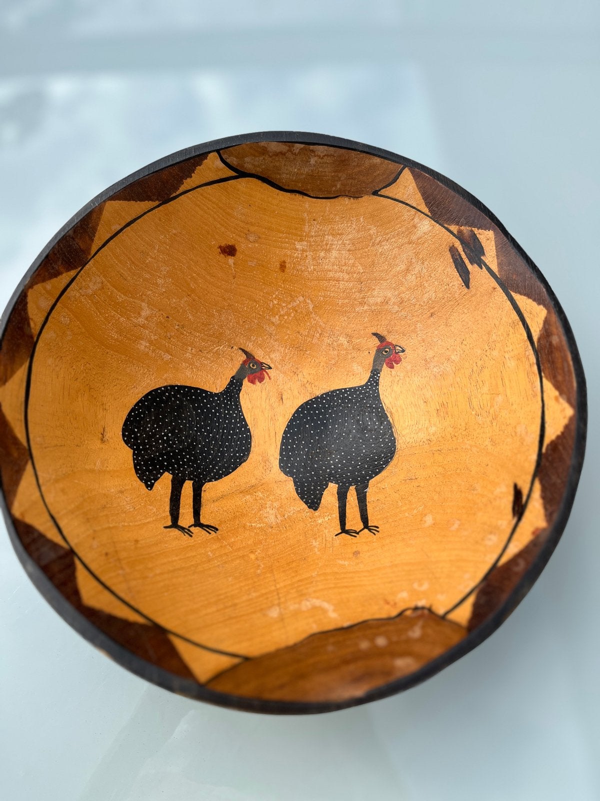 Decoratieve houten kom met Afrikaanse parelhoenders, Ophalen of Verzenden
