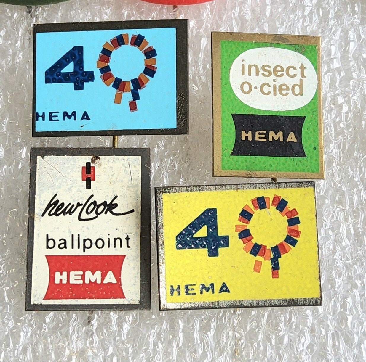 4 Vintage HEMA Speldjes - Jaren '60 Reclame Spelden, Verzamelen, Speldjes, Pins en Buttons, Ophalen of Verzenden, Gebruikt, Overige onderwerpen