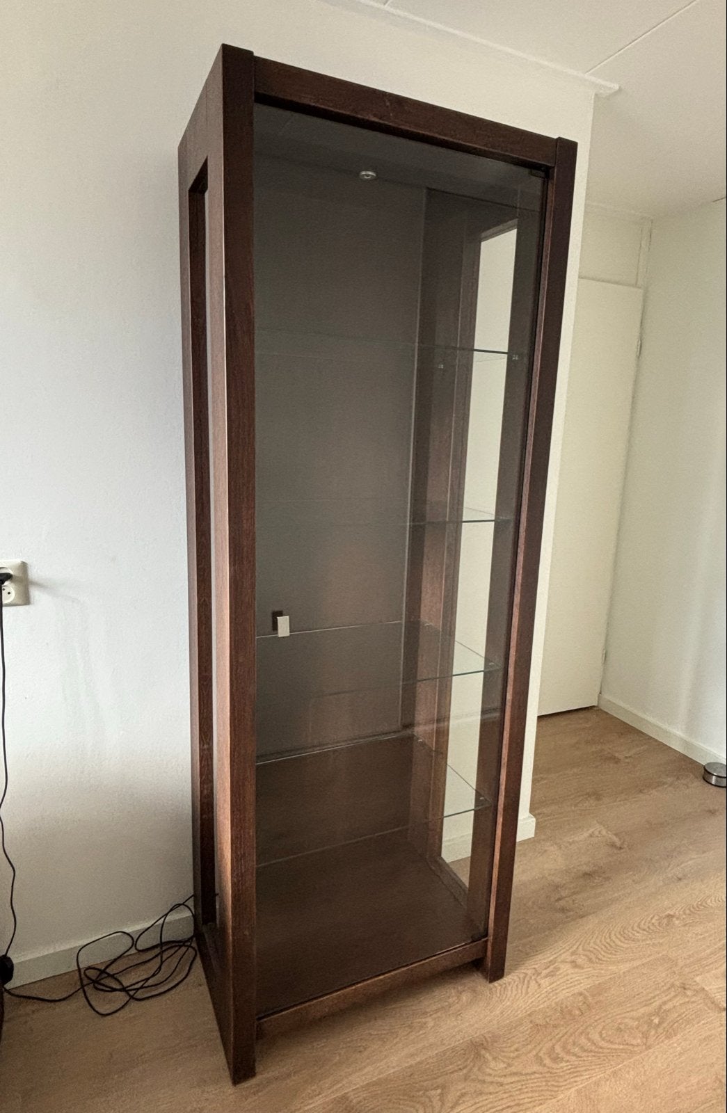 Donkere houten vitrine kast met glazen deuren & verlichting, Ophalen, Gebruikt, 50 tot 100 cm, Landelijk/klassiek met robuuste uitstraling