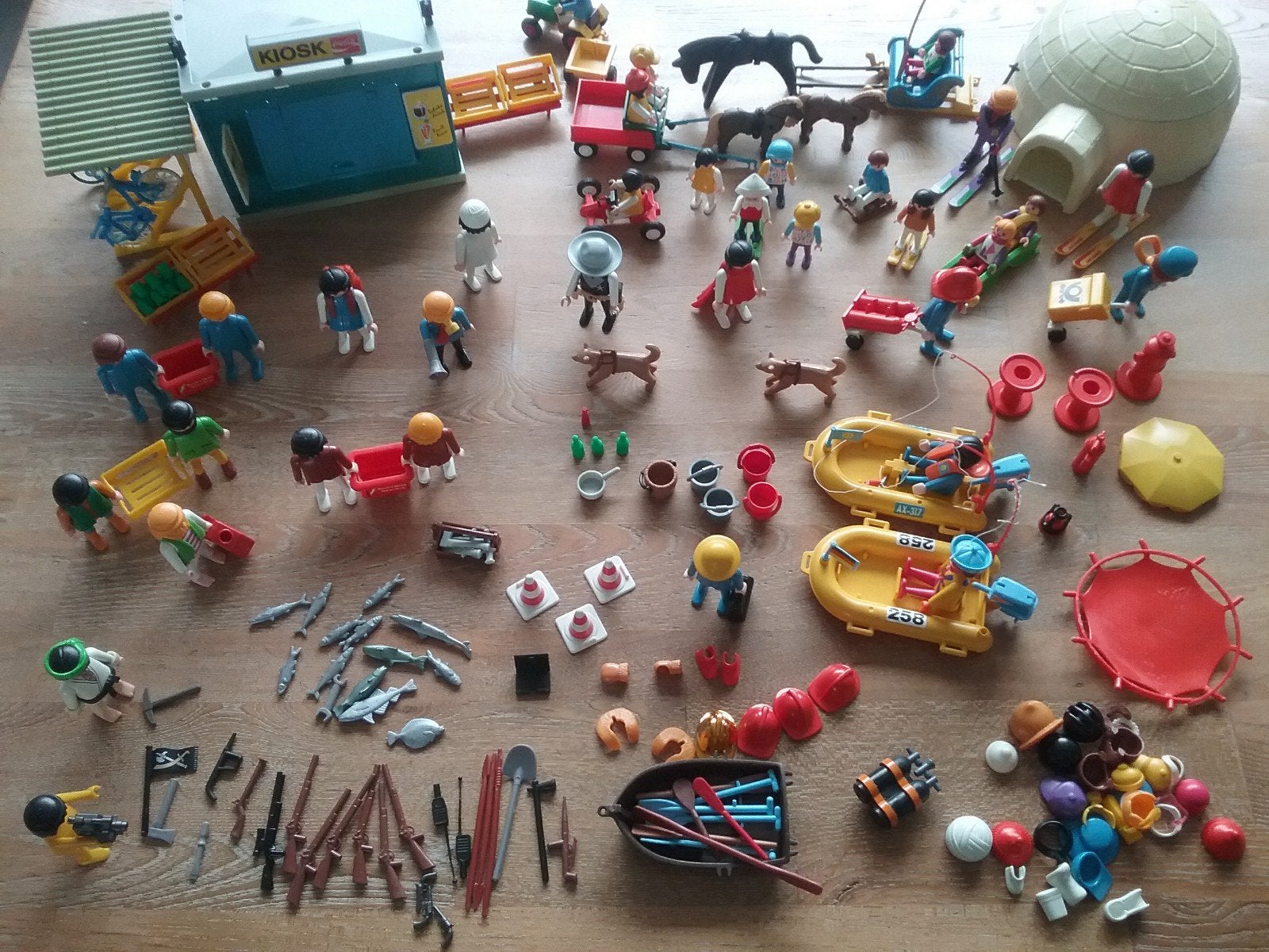 Playmobil  Iglo , Kiosk en Fietsstalling en poppetjes, Ophalen, Gebruikt