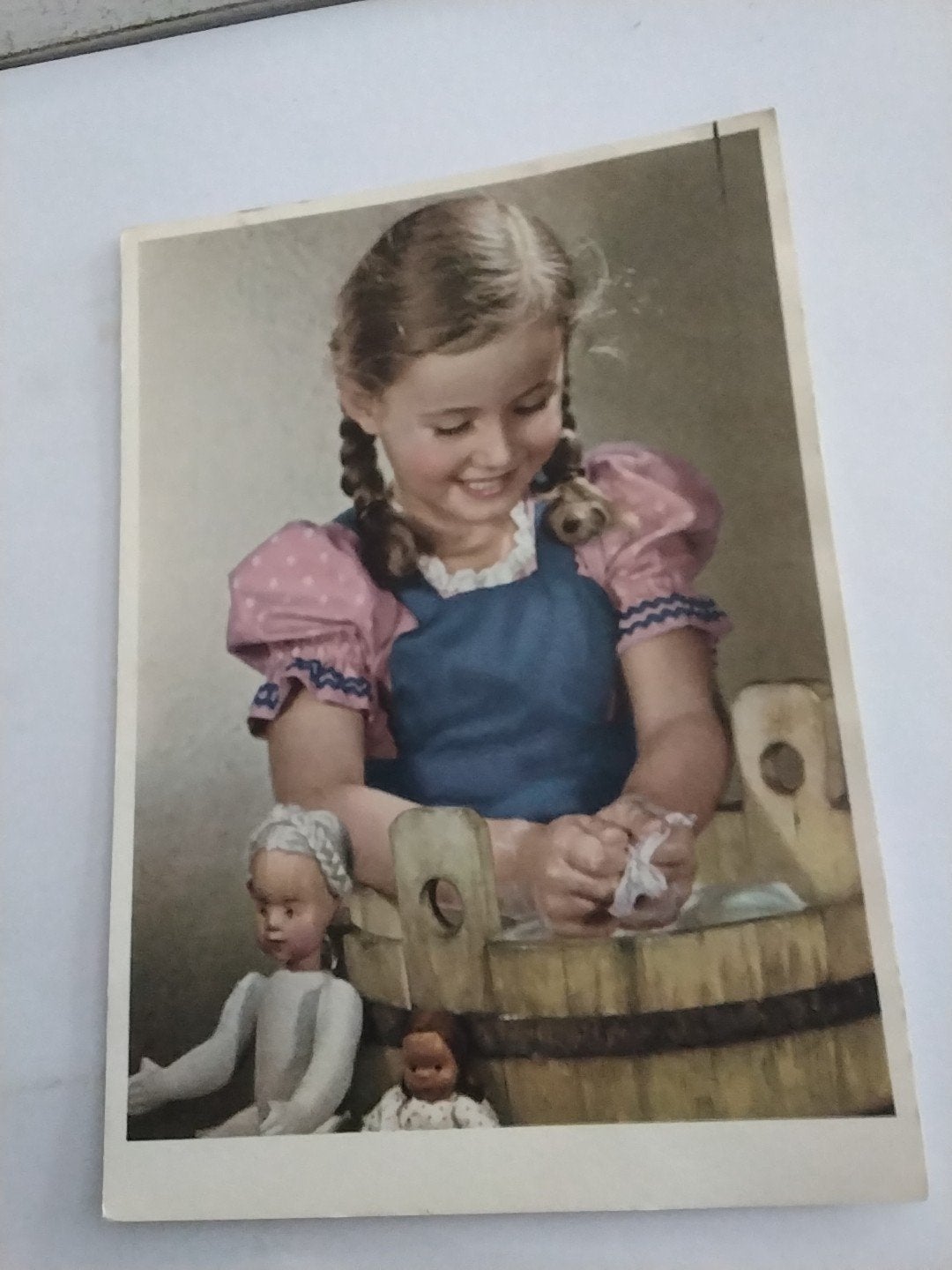 Oude ansichtkaart: Meisje wast poppen in een teil, Ophalen of Verzenden, 1920 tot 1940, Gelopen
